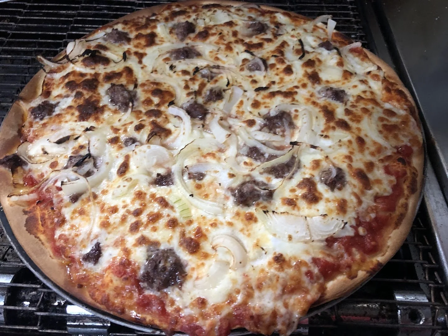 Rapido's Pizza, pizza fine garnie de viande hachée et oignons